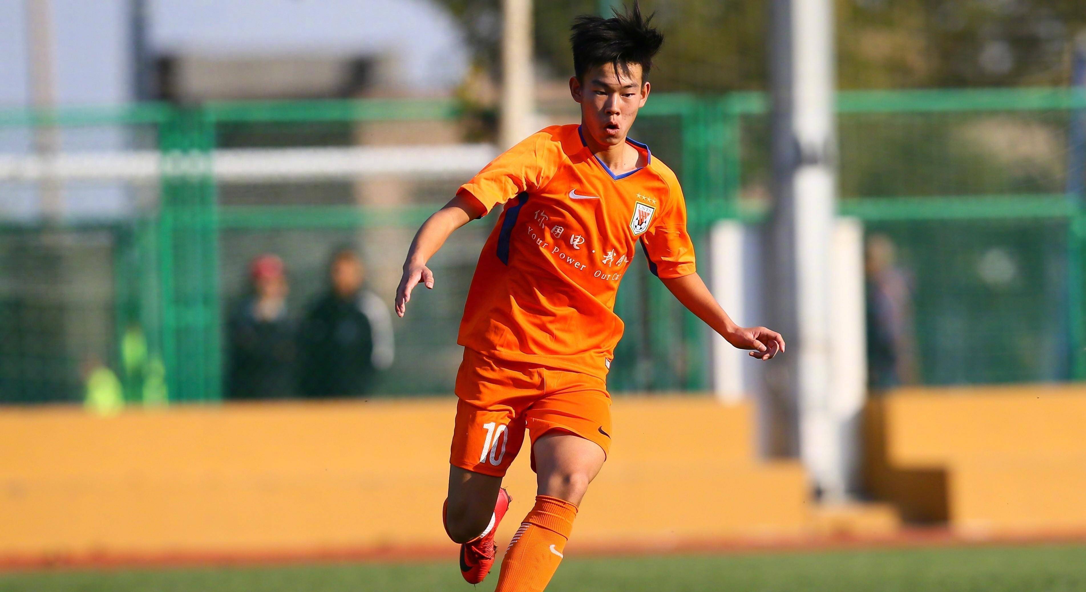 开云体育-中国球员在海外生活状态揭秘