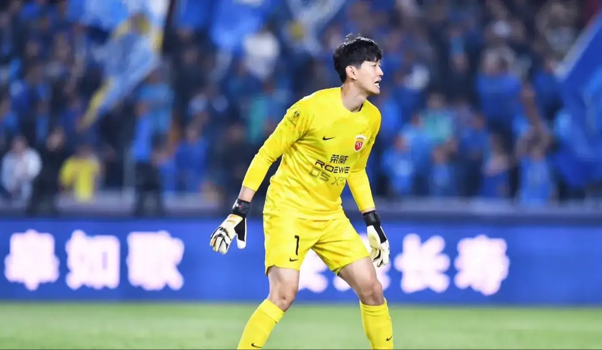 -国足门将颜骏凌神扑救主，零封对手