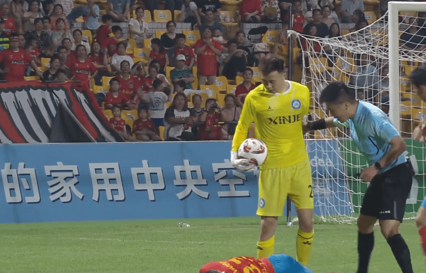 -中甲球队欠薪严重，球员集体罢训抗议