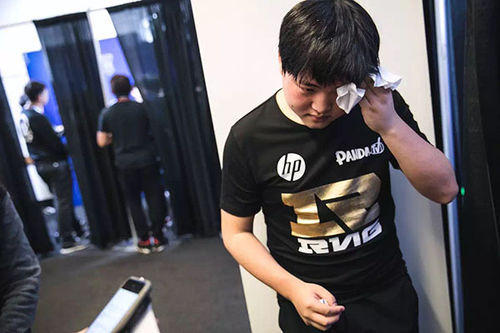 电竞选手健康问题引关注,多名职业选手因伤病退役 电竞选手健康问题引关注,多名职业选手因伤病退役