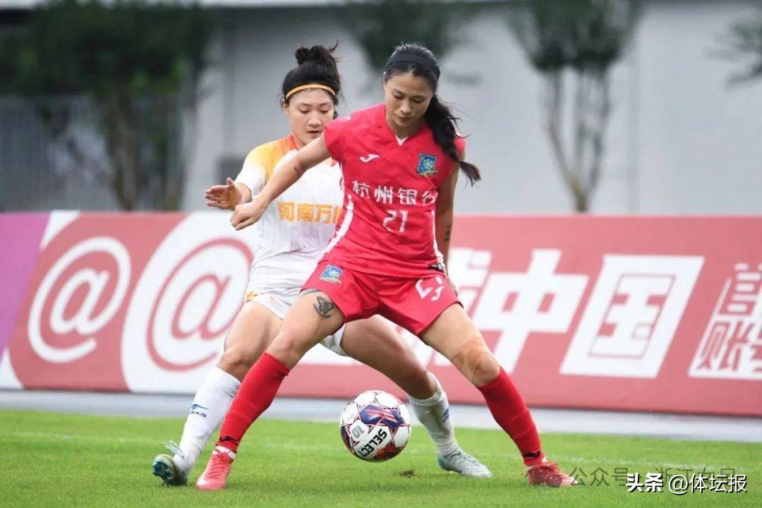 开云体育入口-某女足球员月薪仅5000元，待遇引争议的简单介绍