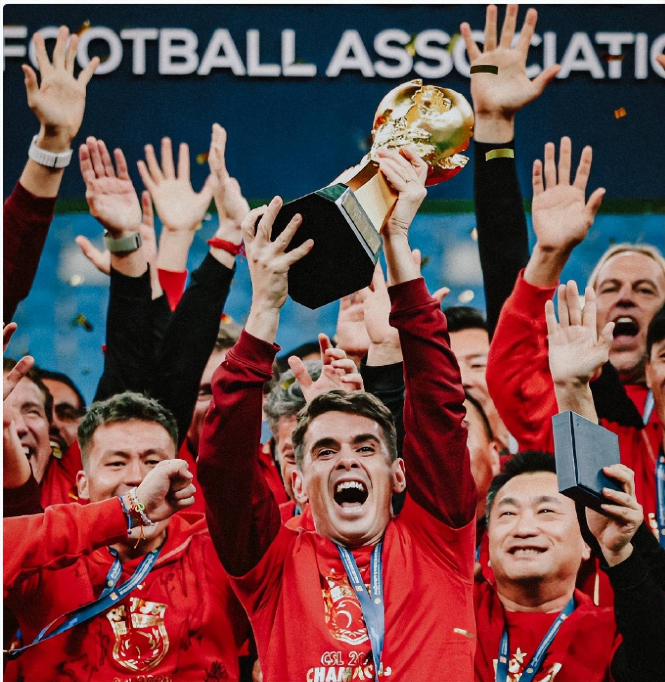 奥斯卡续约上港，年薪1亿仍留中超