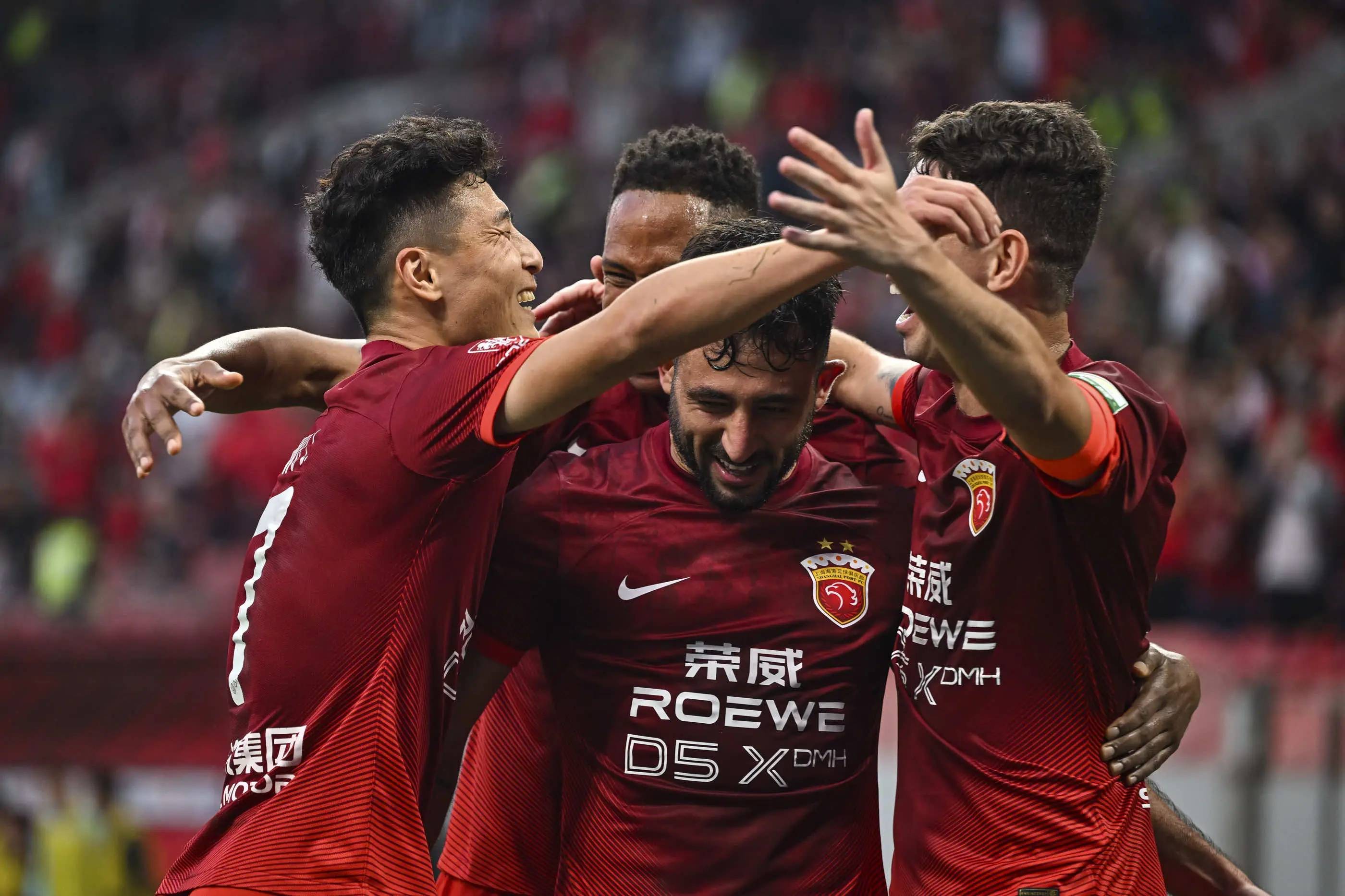 奥斯卡续约上港，年薪1亿仍留中超