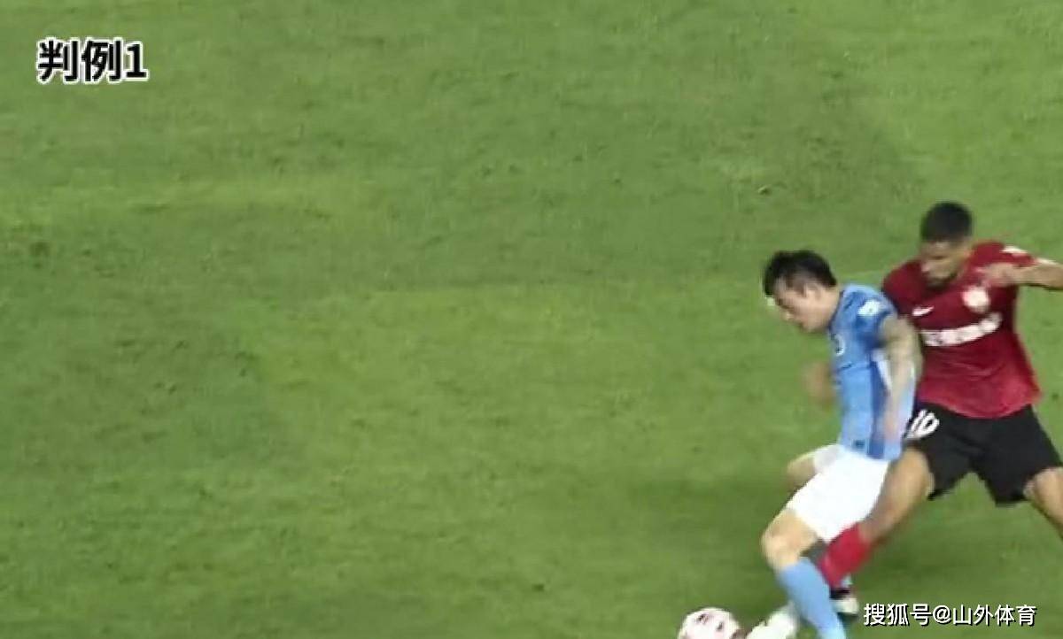 VAR争议不断!某场比赛3次改判引众怒 VAR争议不断!某场比赛3次改判引众怒